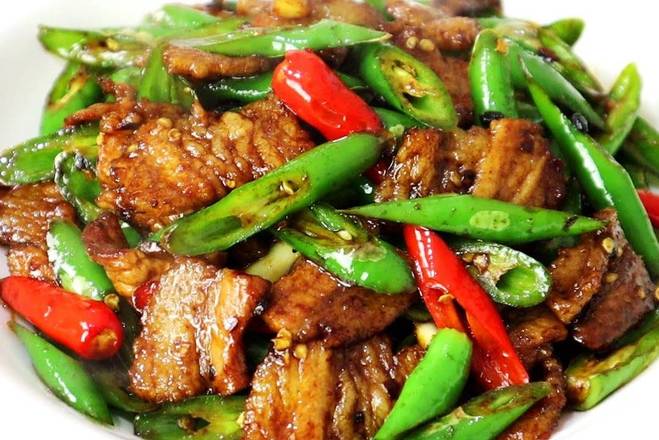 G09 Chef's Cooked Sliced Pork with Hot Pepper 农家小炒肉